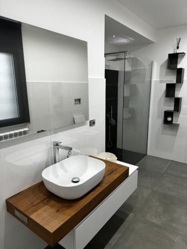 Un bagno con lavandino e specchio a parete