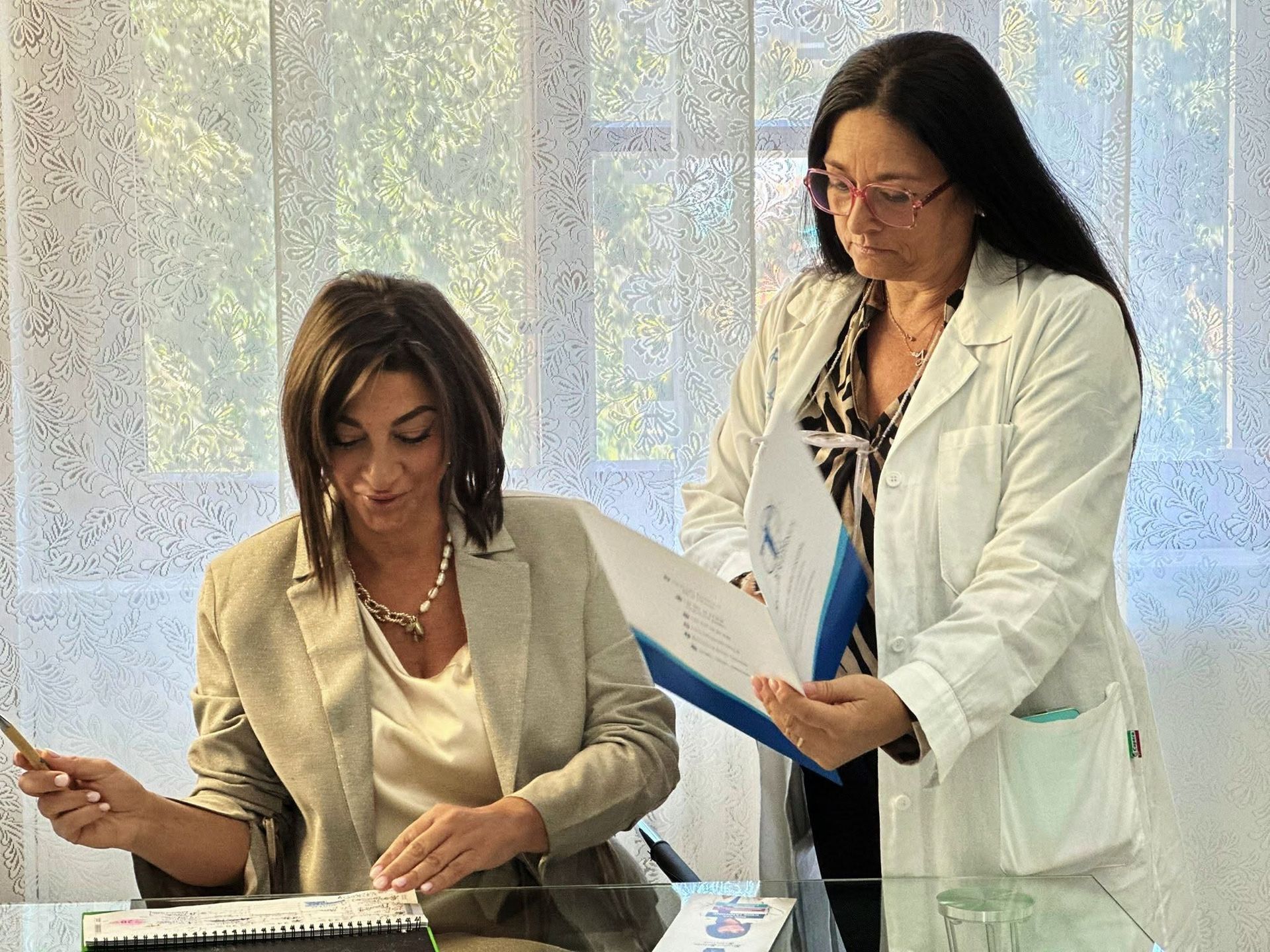 La Dottoressa Irene Innone durante una consulenza professionale, mentre esamina la documentazione