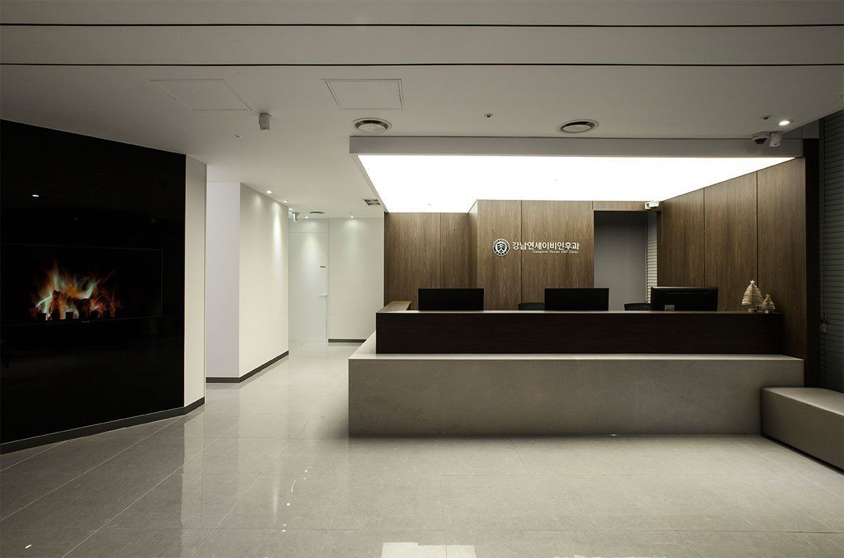 Reception and fireplace wall – Gangnam Yonsei ENT Clinic interior, Gangnam, Seoul