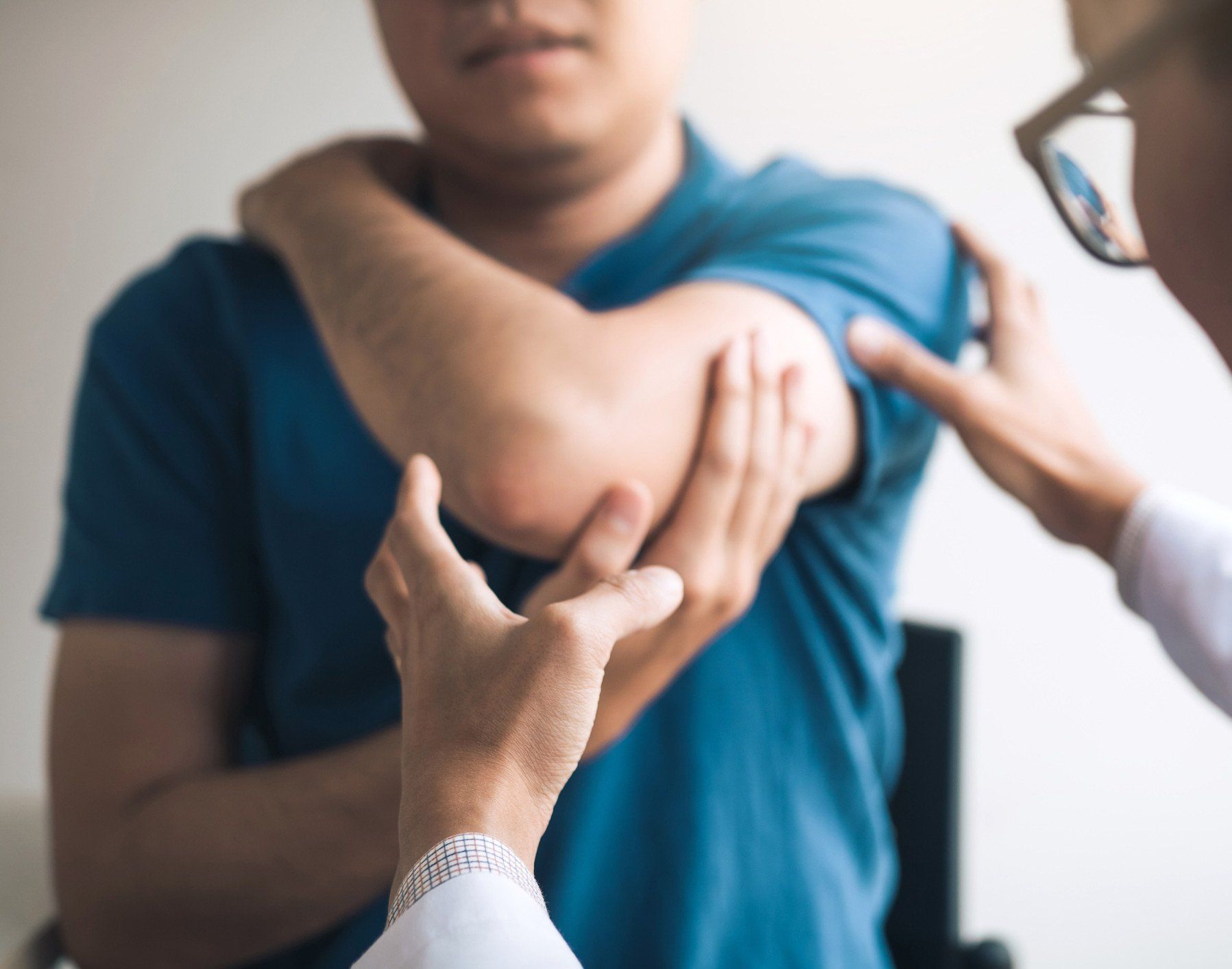 Chiropractor Checking Patient — Lumberton, NJ — Advanced Back And Neck Care Chiropractor Checking Patient — Lumberton, NJ — Advanced Back And Neck Care