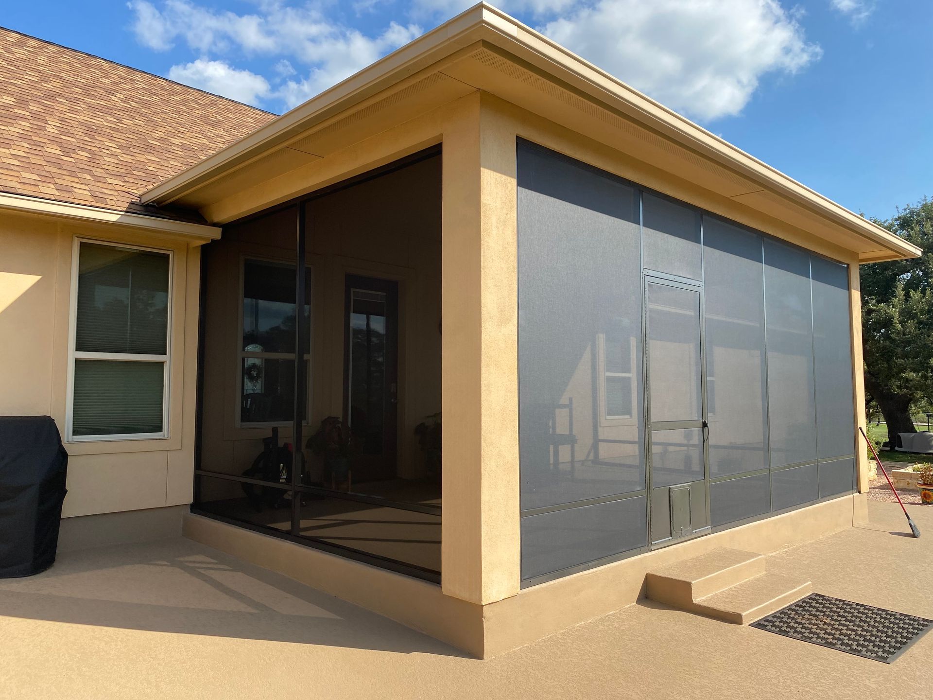 Stucco Corner Screen Room built by Colorado Outdoor Builders in Aurora, Colorado