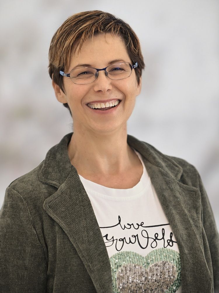 עפרה ניר שמואלי עפרה ניר שמואלי