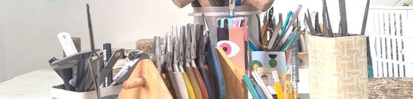 ערימה של מטילי זהב יושבים זה על גבי זה על שולחן.