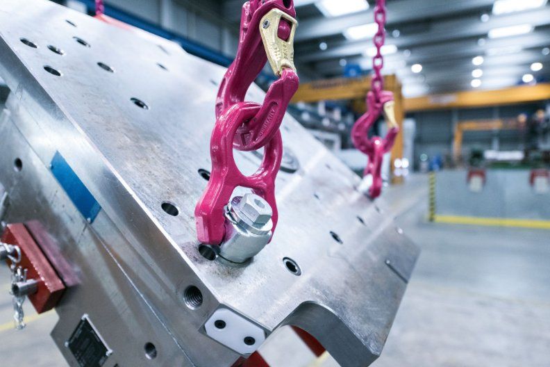 Screwable lifting
