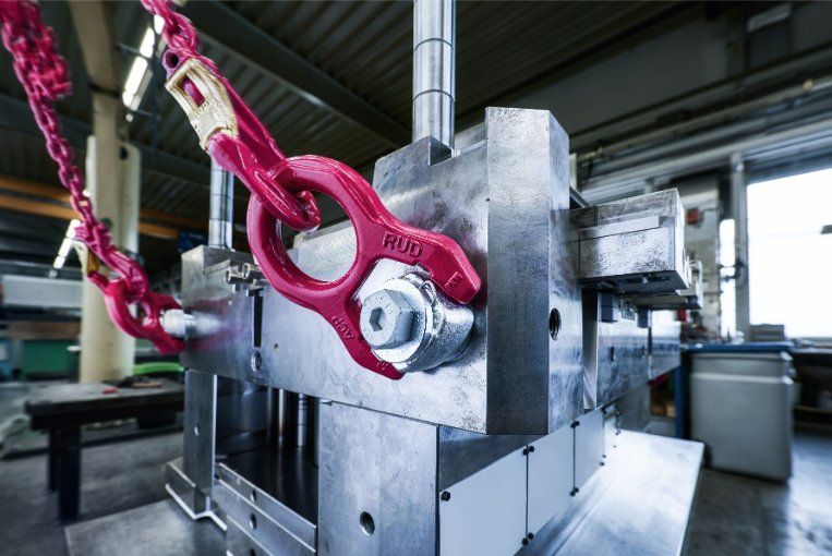 Screwable lifting