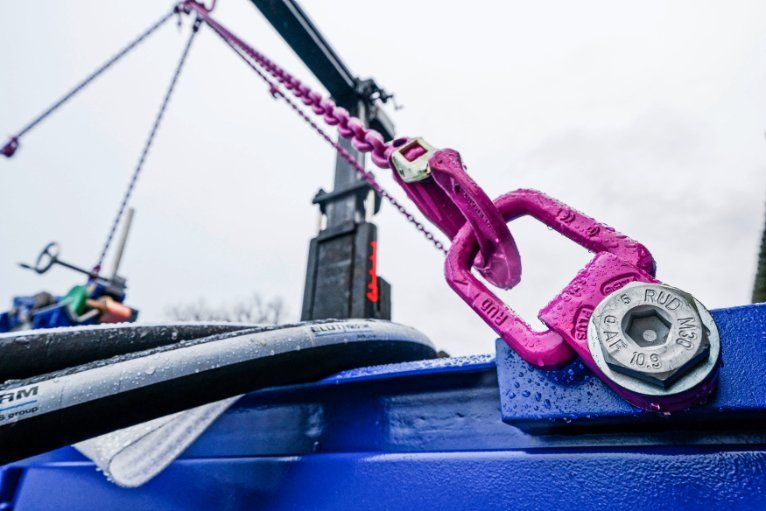 Screwable lifting