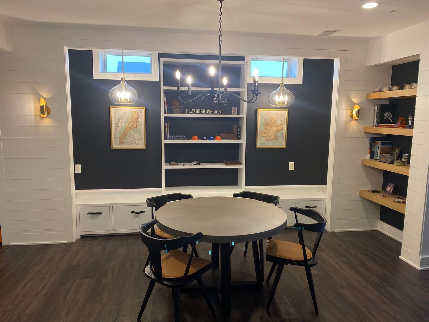 A dining room with a round table and chairs.