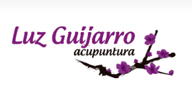 Logotipo de Luz Guijarro, centro de acupuntura, con texto morado y una rama de ciruelo en flor.