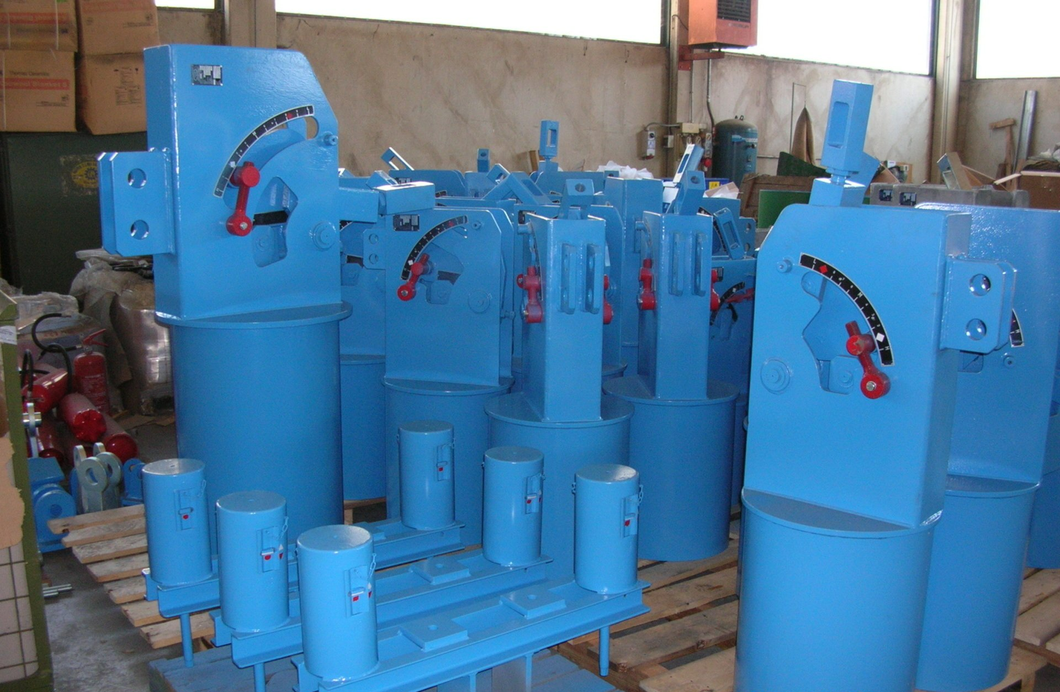 Constant load elastic supports