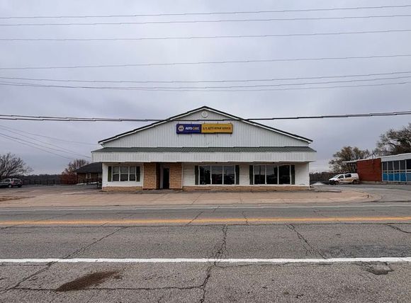 DJ's Repair Service building in Linn, Missouri