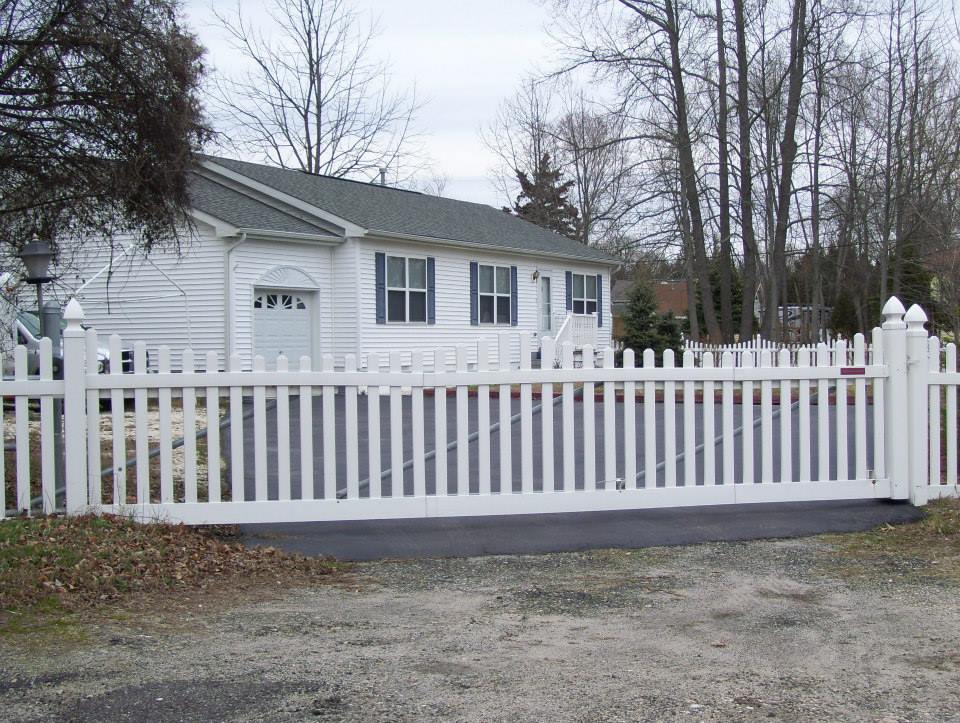 White Vinyl Fence — Blue Anchor, NJ — Reyes Fence