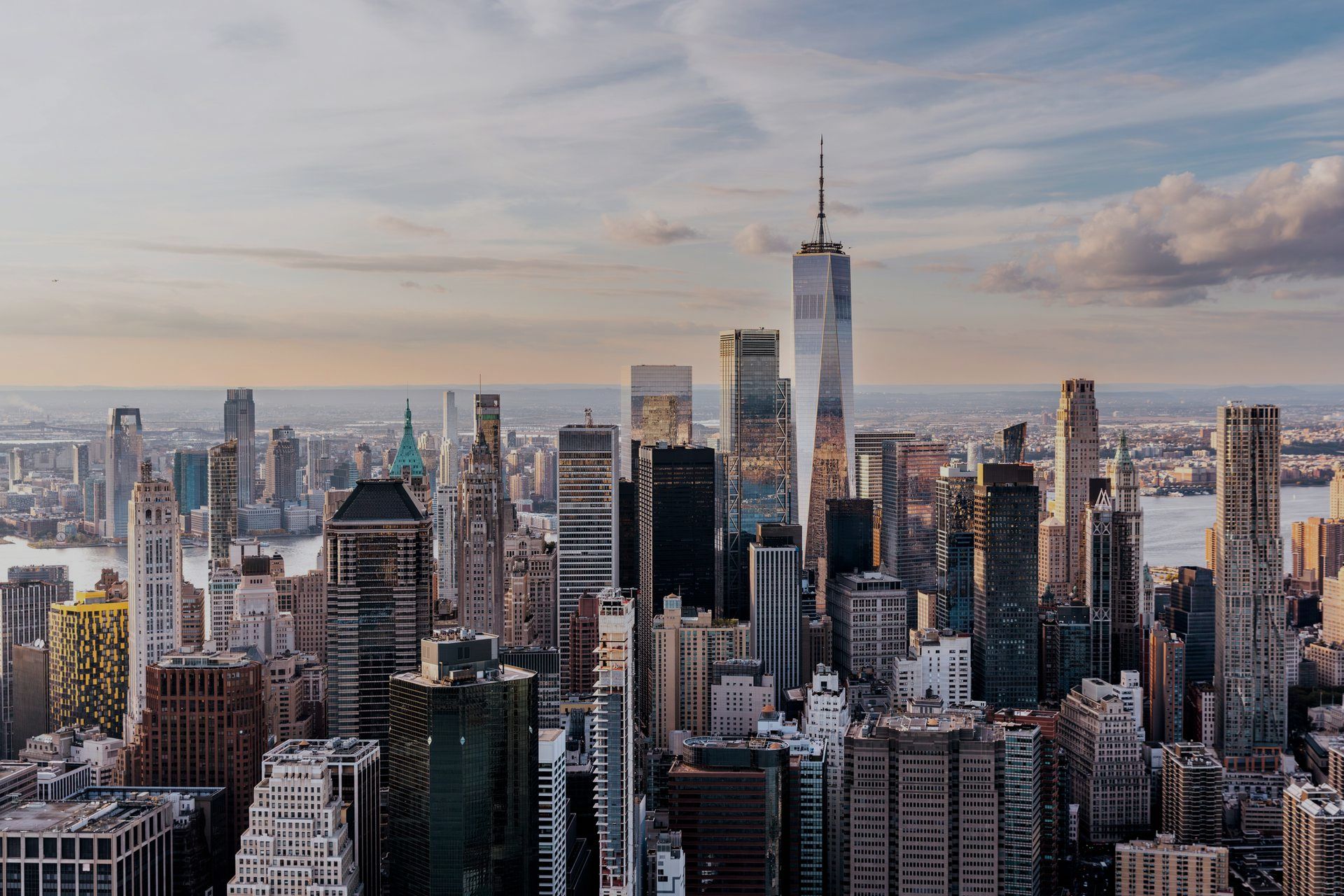 Una vista aerea dello skyline di New York City al tramonto.