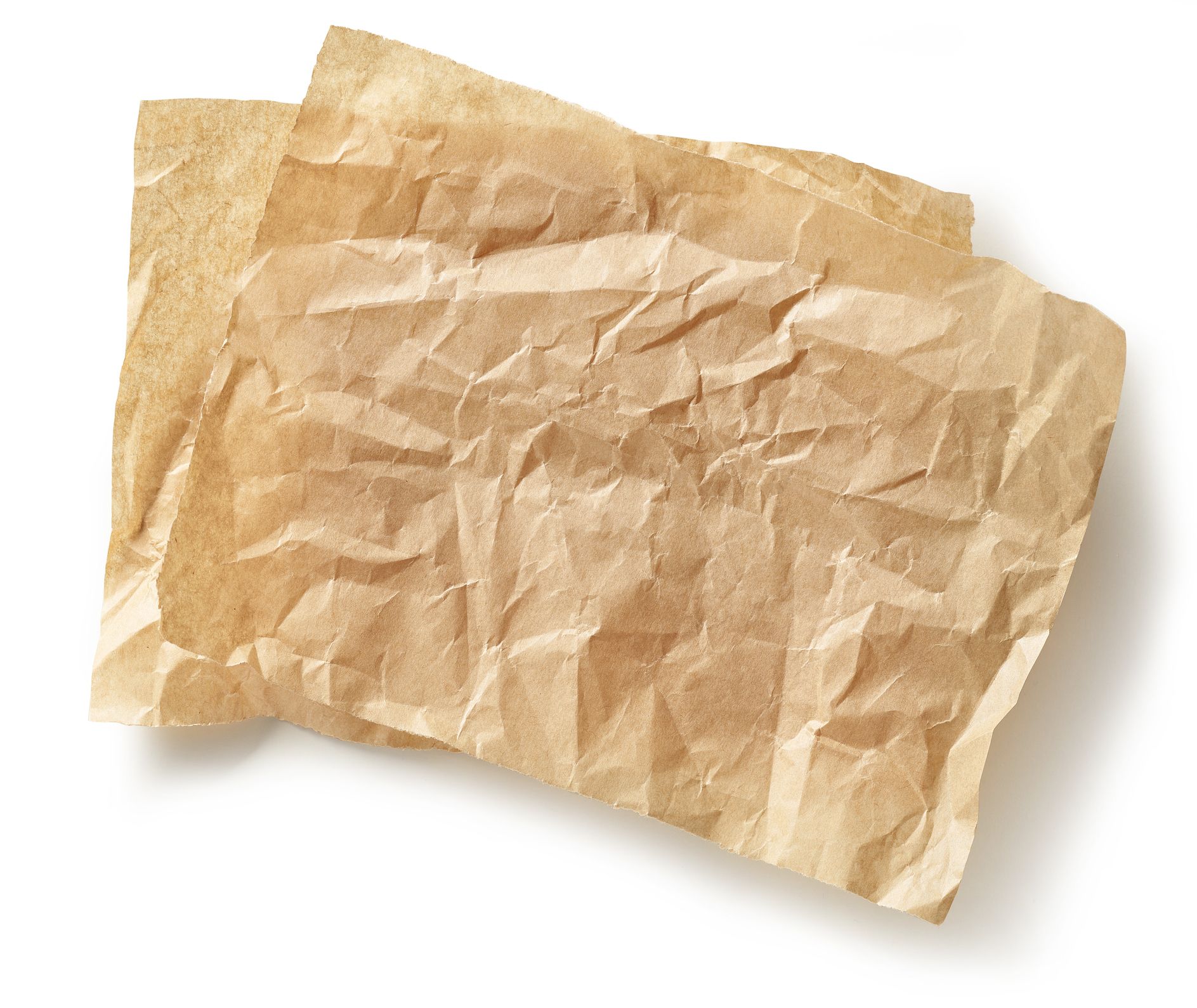 Due pezzi di carta marrone stropicciata su uno sfondo bianco