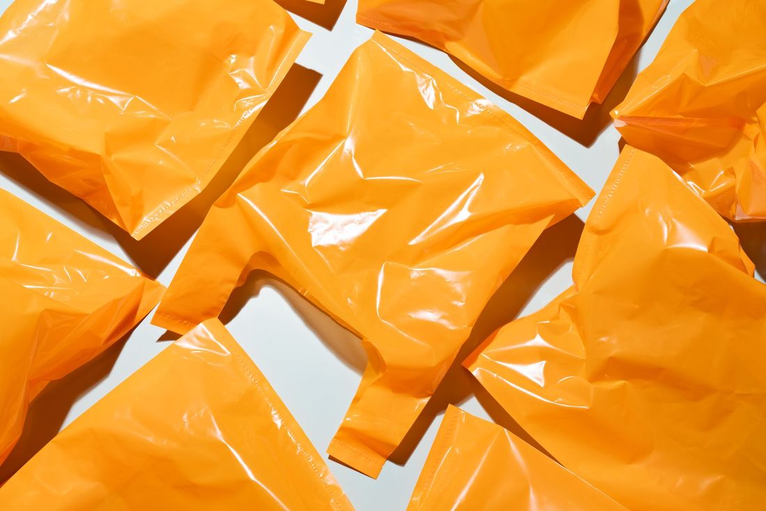 Un sacchetto di plastica verde con la scritta 