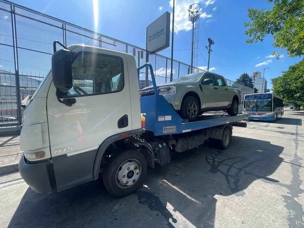 Grúa cargando vehículo en ruta argentina