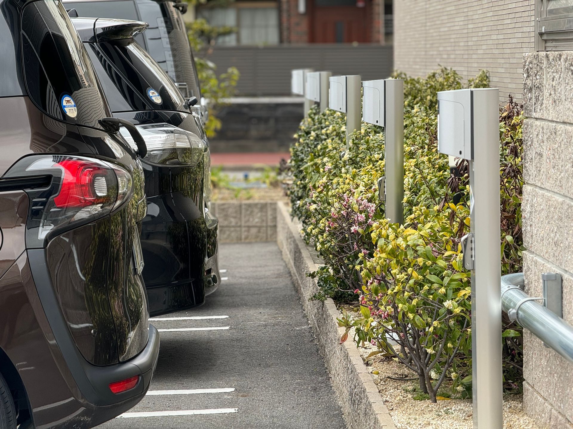 マンションの駐車場に充電設備が設置されている写真