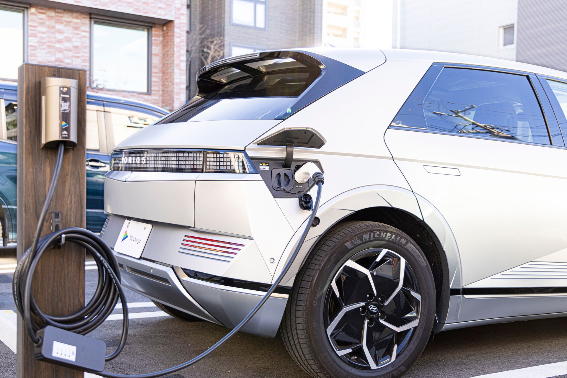 マンションの駐車場でEVコンセントから充電