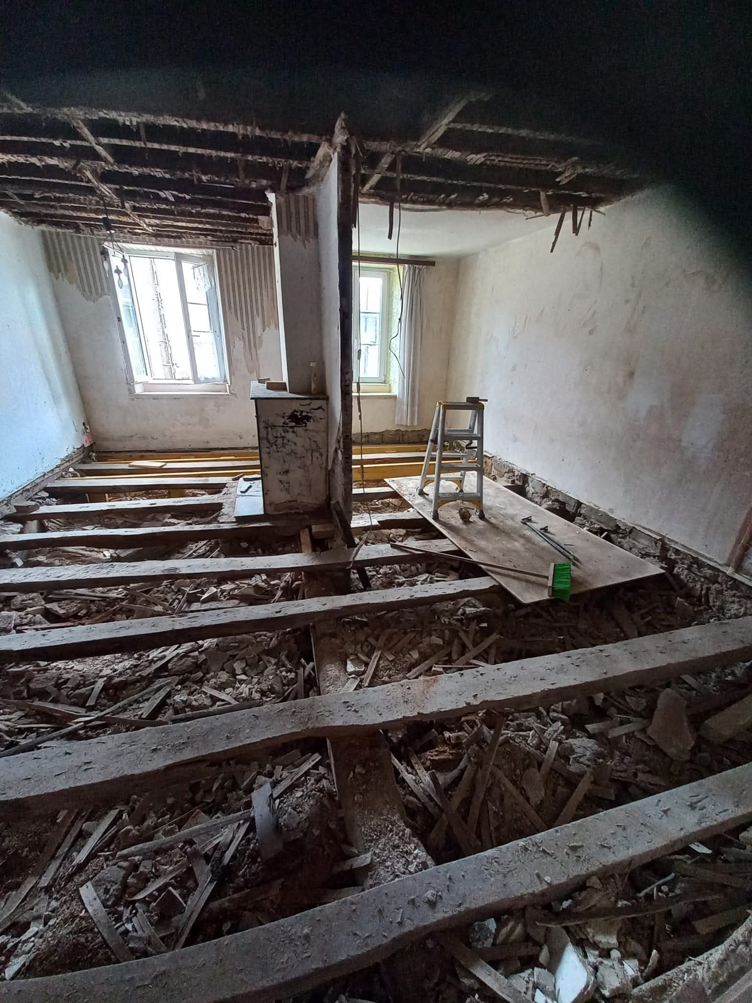 Compleet gestripte woonkamer