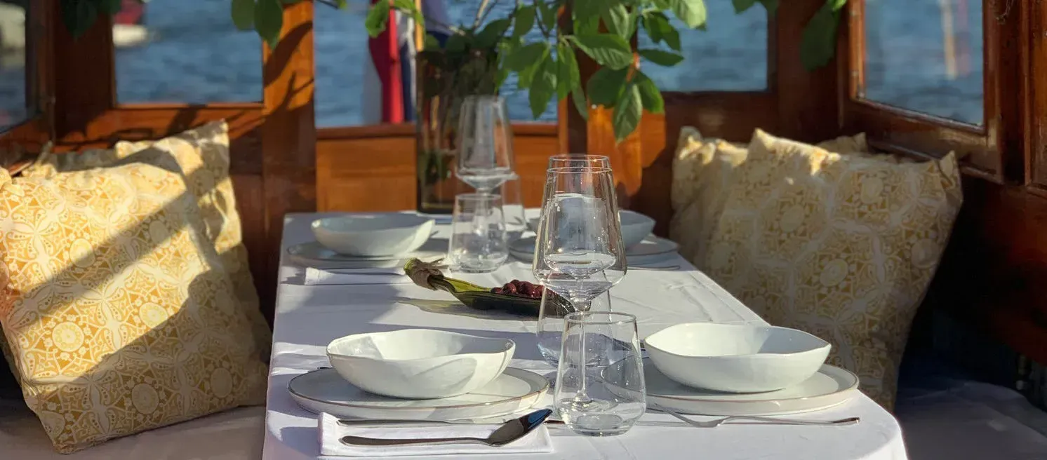Privé salonboot met eten in de Amsterdamse Grachten
Wat is er romantischer en gezelliger dan te varen in je eigen privé salonboot waar aan boord een drie gangen diner wordt geserveerd? Een luxe rondvaart met eten door de mooie grachten van Amsterdam. Ideaal voor een romantische avond, een verjaardag of een stijlvol zakelij