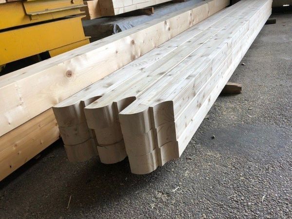 Un mucchio di travi di legno sono accatastate l'una sull'altra