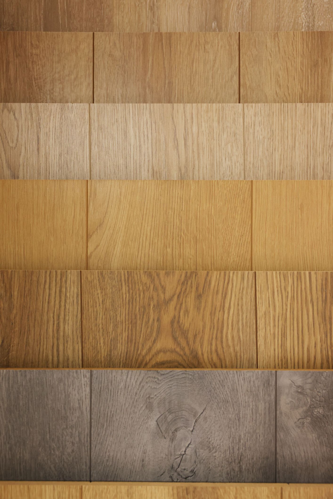 Ci sono molte diverse tonalità di legno in questa immagine.