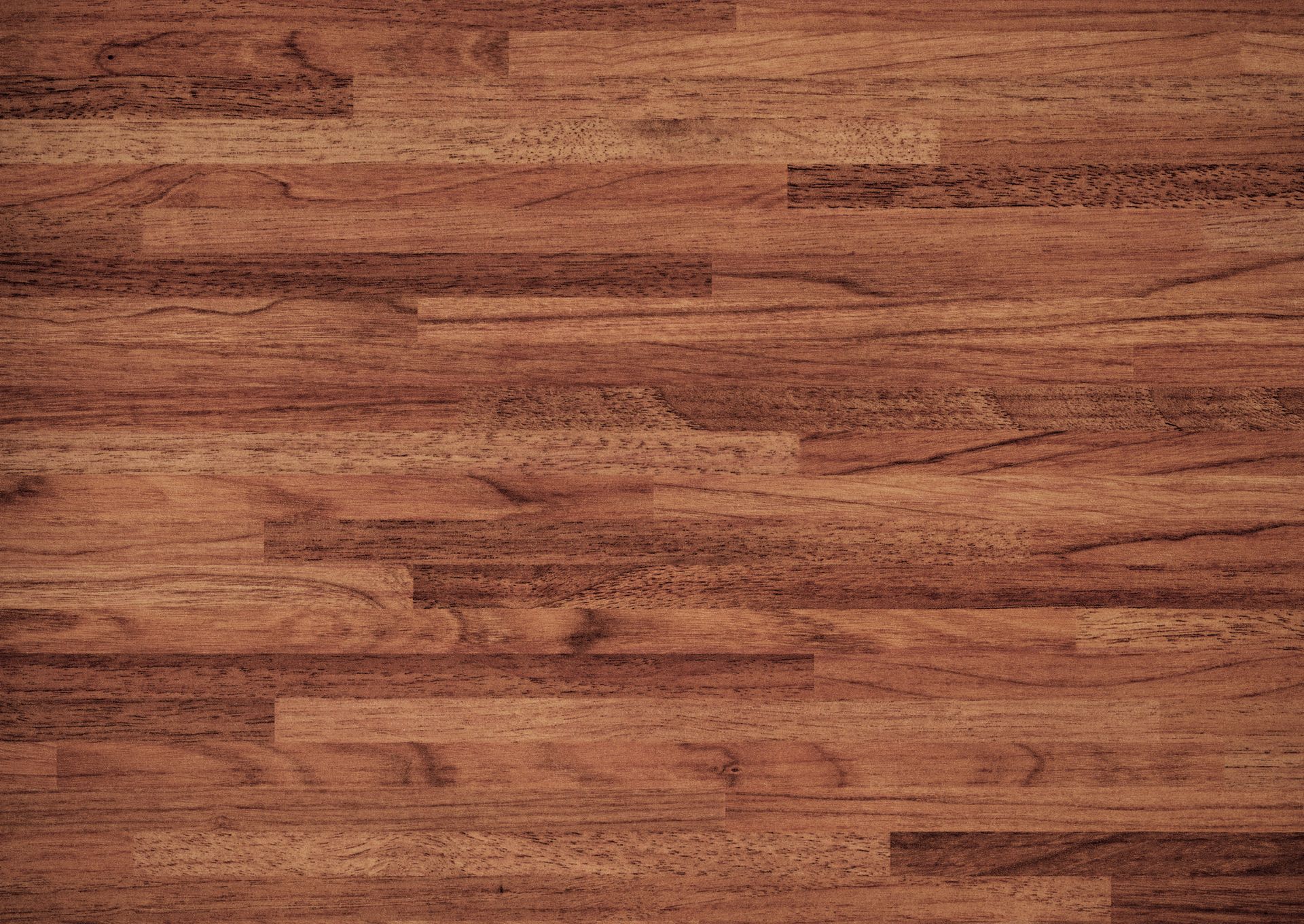 È un primo piano di un pavimento in legno.