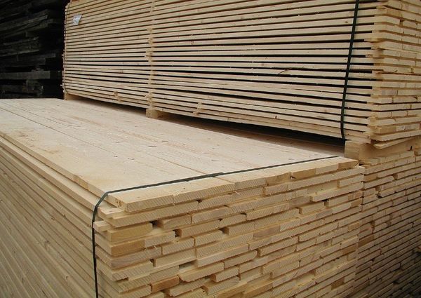 Una pila di assi di legno posizionate una sopra l'altra.