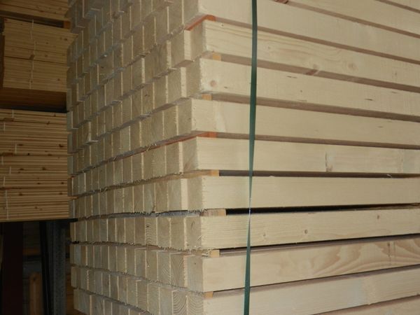 Una pila di blocchi di legno impilati uno sopra l'altro