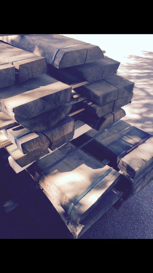Una pila di blocchi di cemento disposti uno sopra l'altro su un pallet.