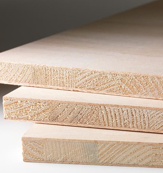 Tre pezzi di legno sono accatastati uno sopra l'altro su un tavolo.