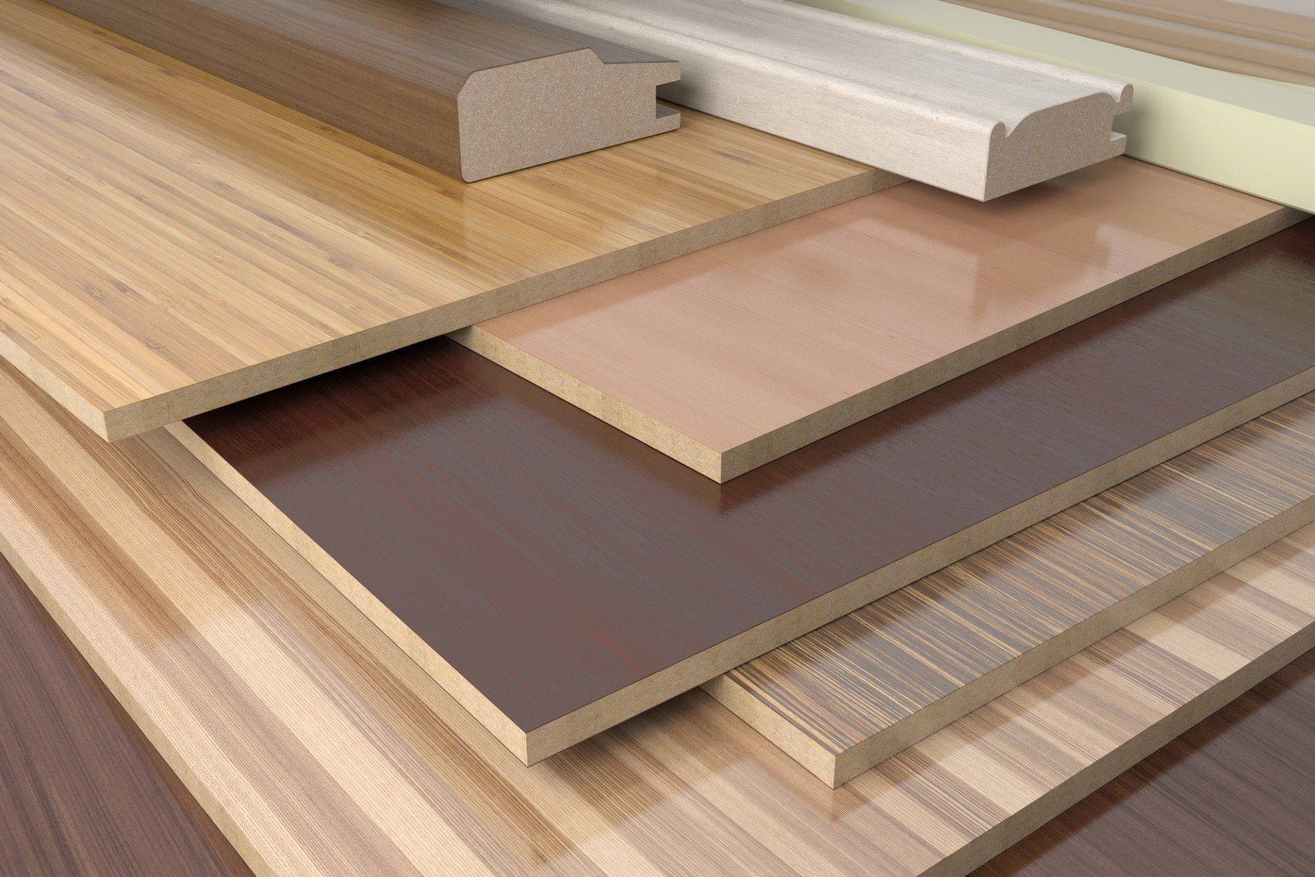 Una pila di assi di legno di diverse dimensioni e colori.