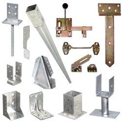 Una varietà di staffe e raccordi metallici su uno sfondo bianco.