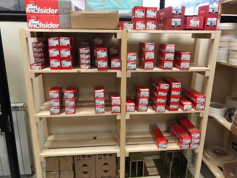 Uno scaffale pieno di scatole di prodotti Halsider