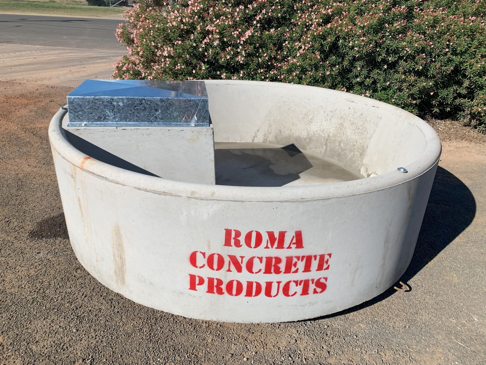 7ft round stock trough with internal float box