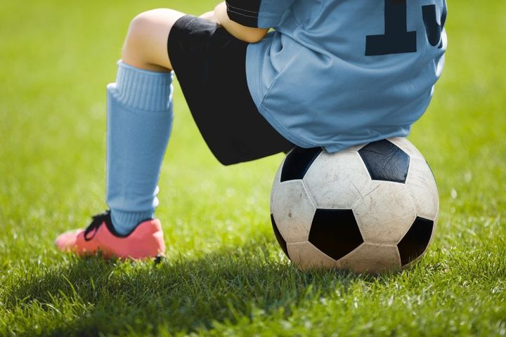 Bambino siede su pallone