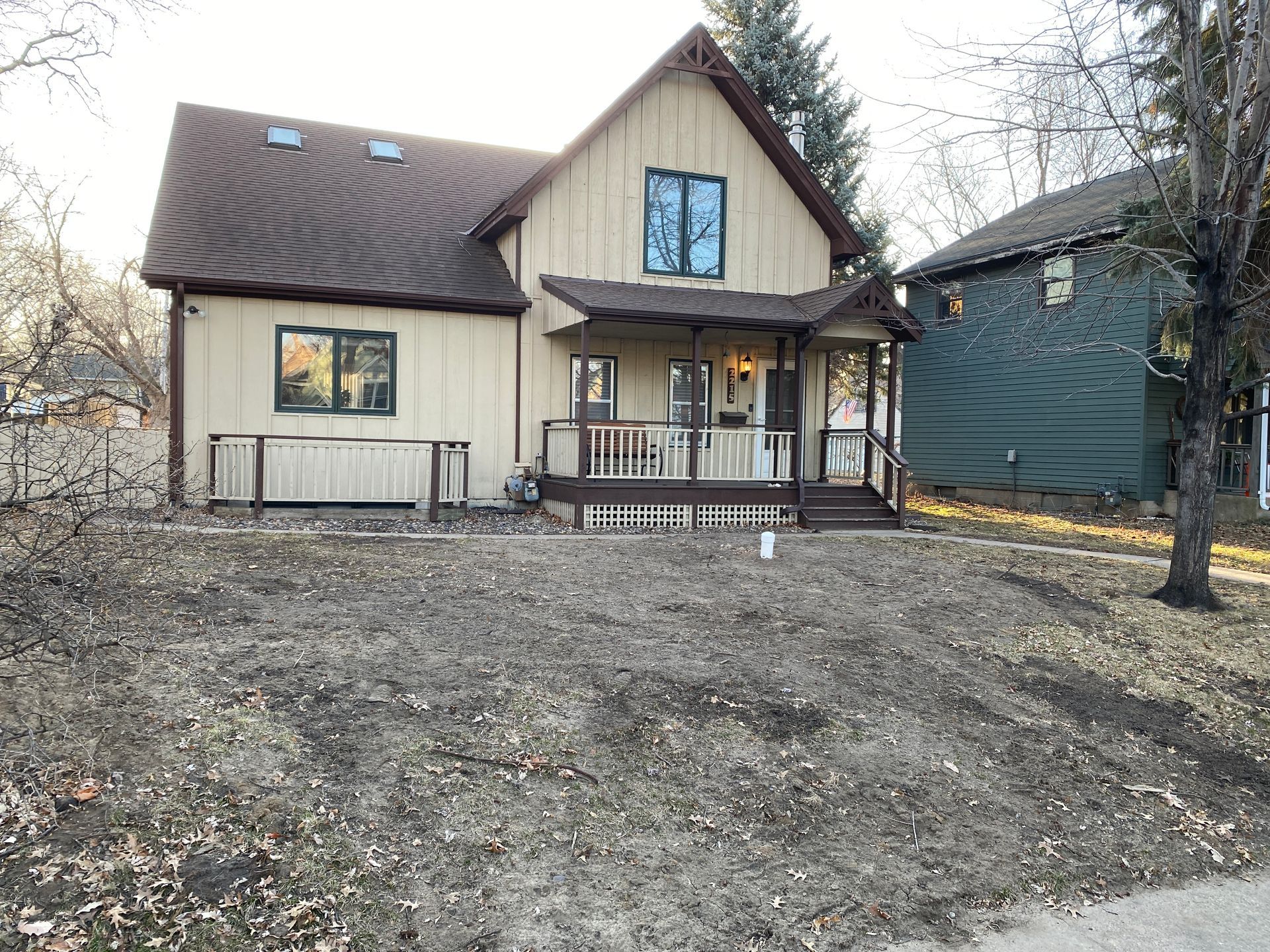 A picture of a neglected front lawn in Minneapolis, Minnesota.