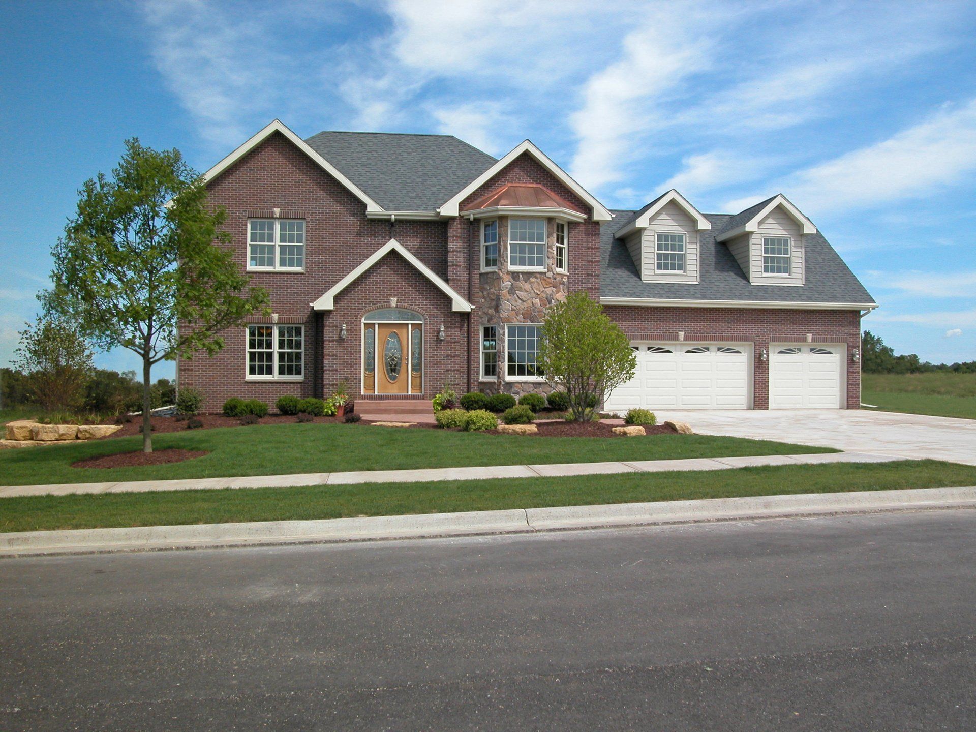 large home in minnesota with expertly manicured front lawn