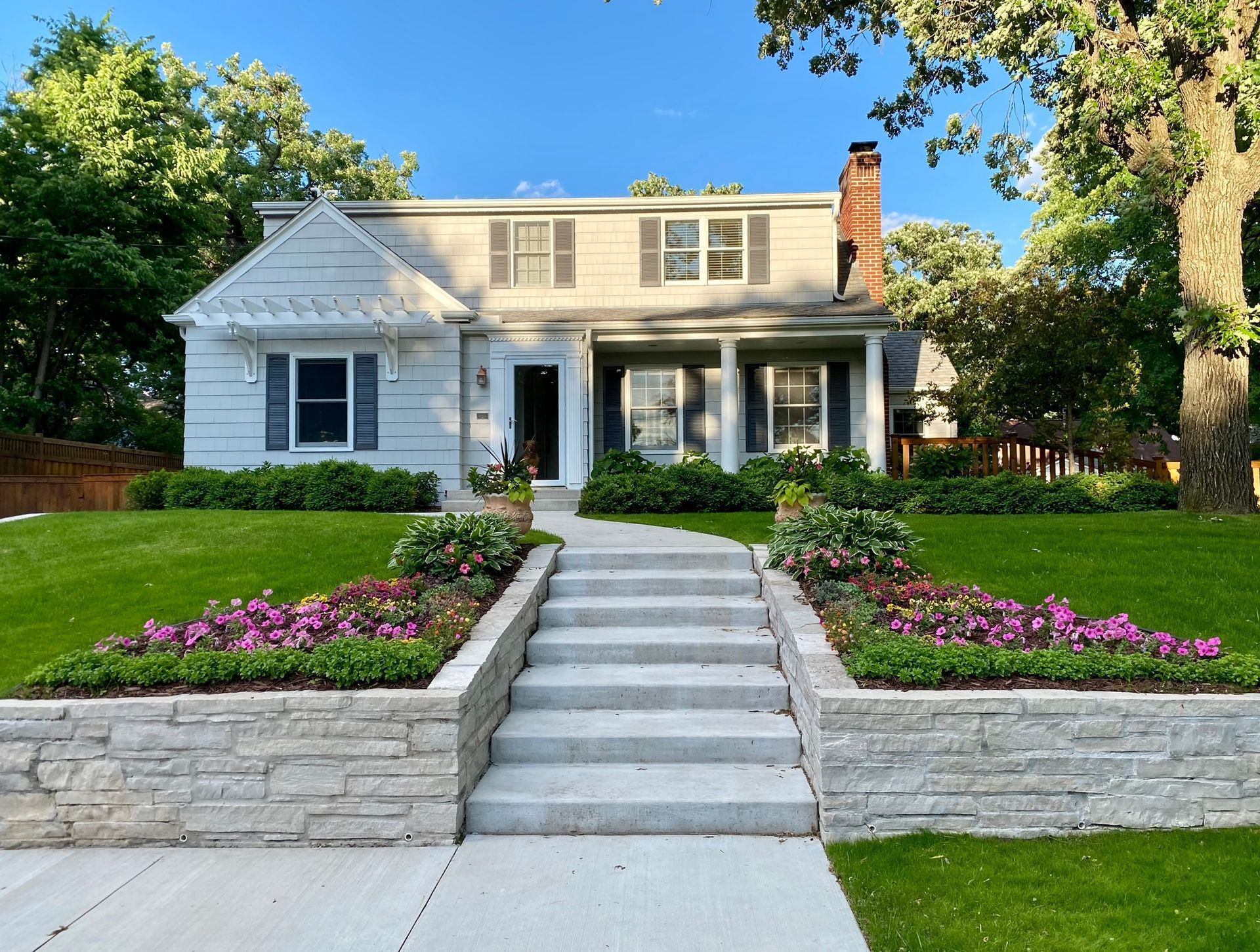 natural+stone+fond+du+lac+lannon+limestone+retaining+wall+front+yard+with+mortar+Edina+MN