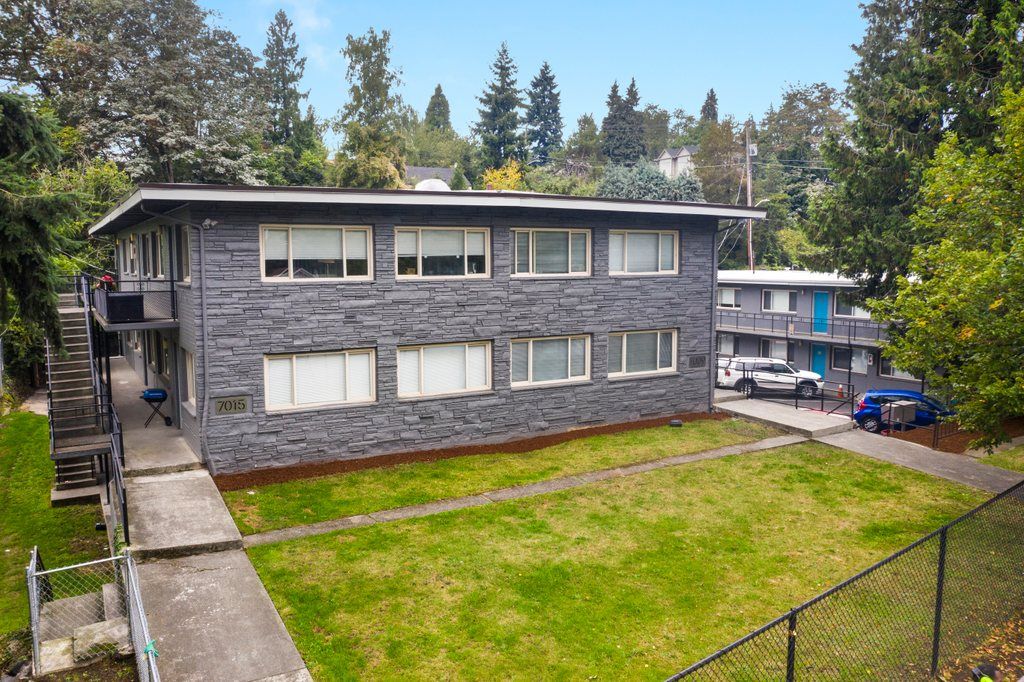 Cascade Court Apartment Building backyard