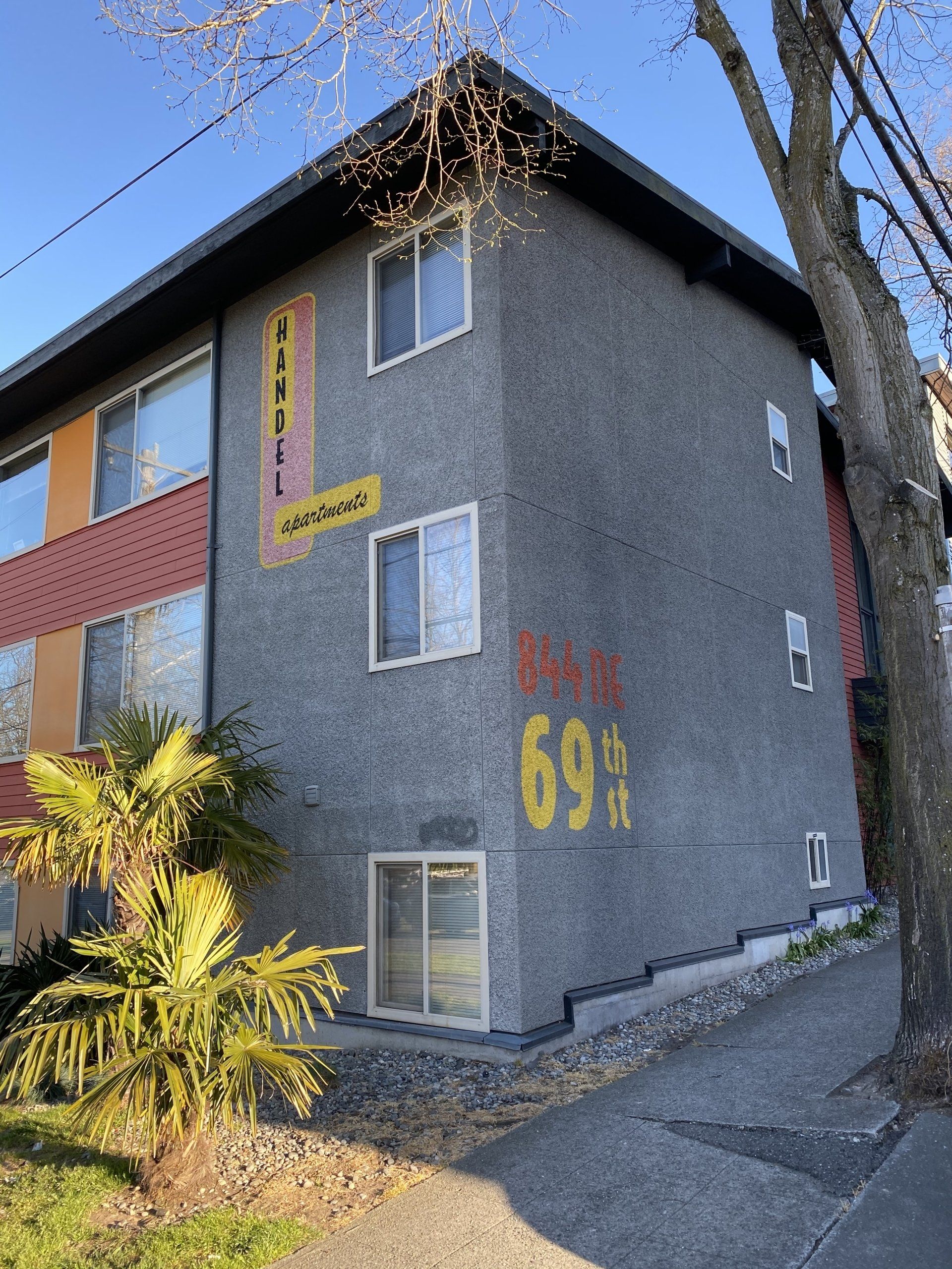 Exterior of Handel Apartments in Seattle WA