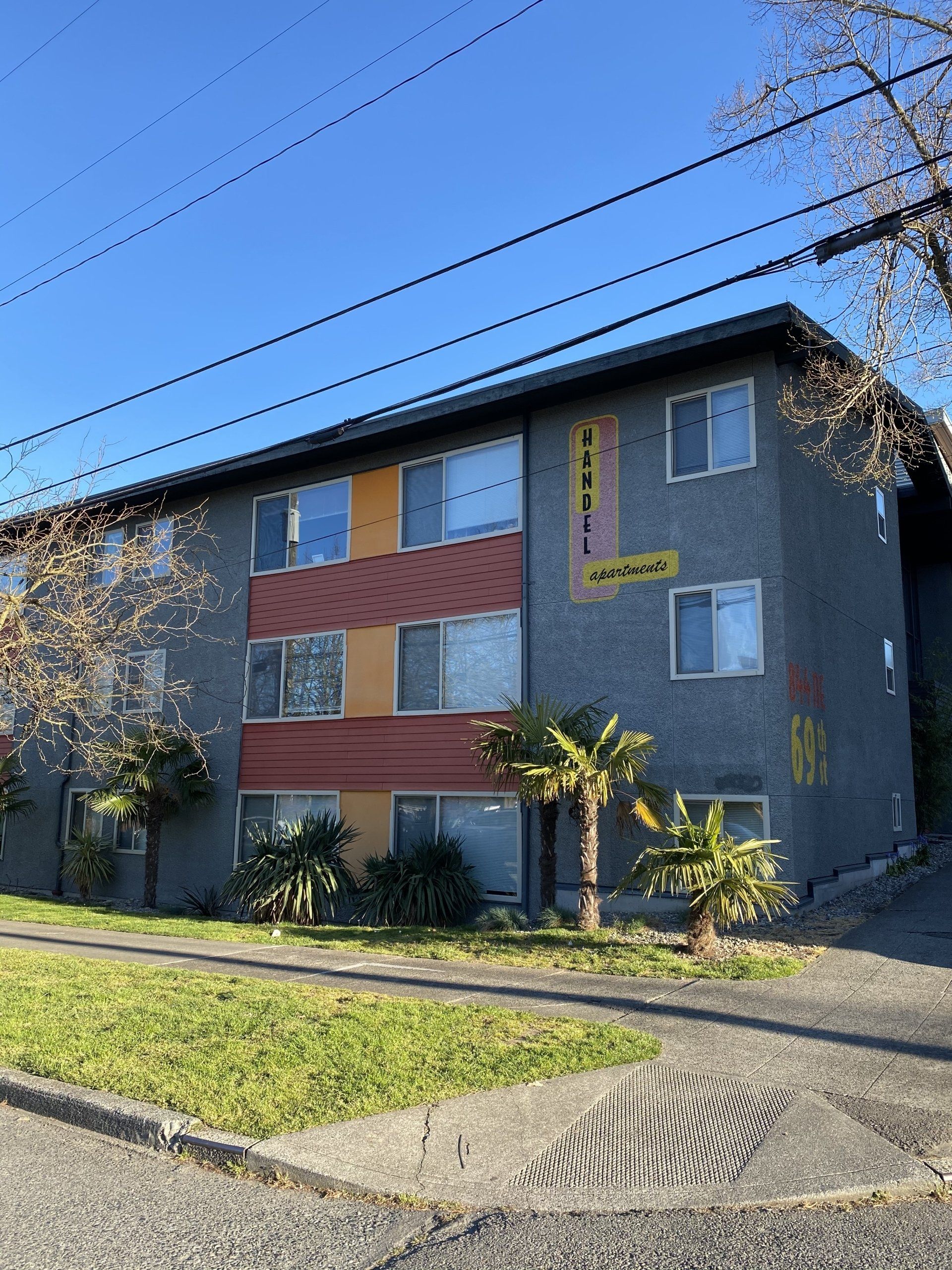 Exterior of Handel Apartments in Seattle WA