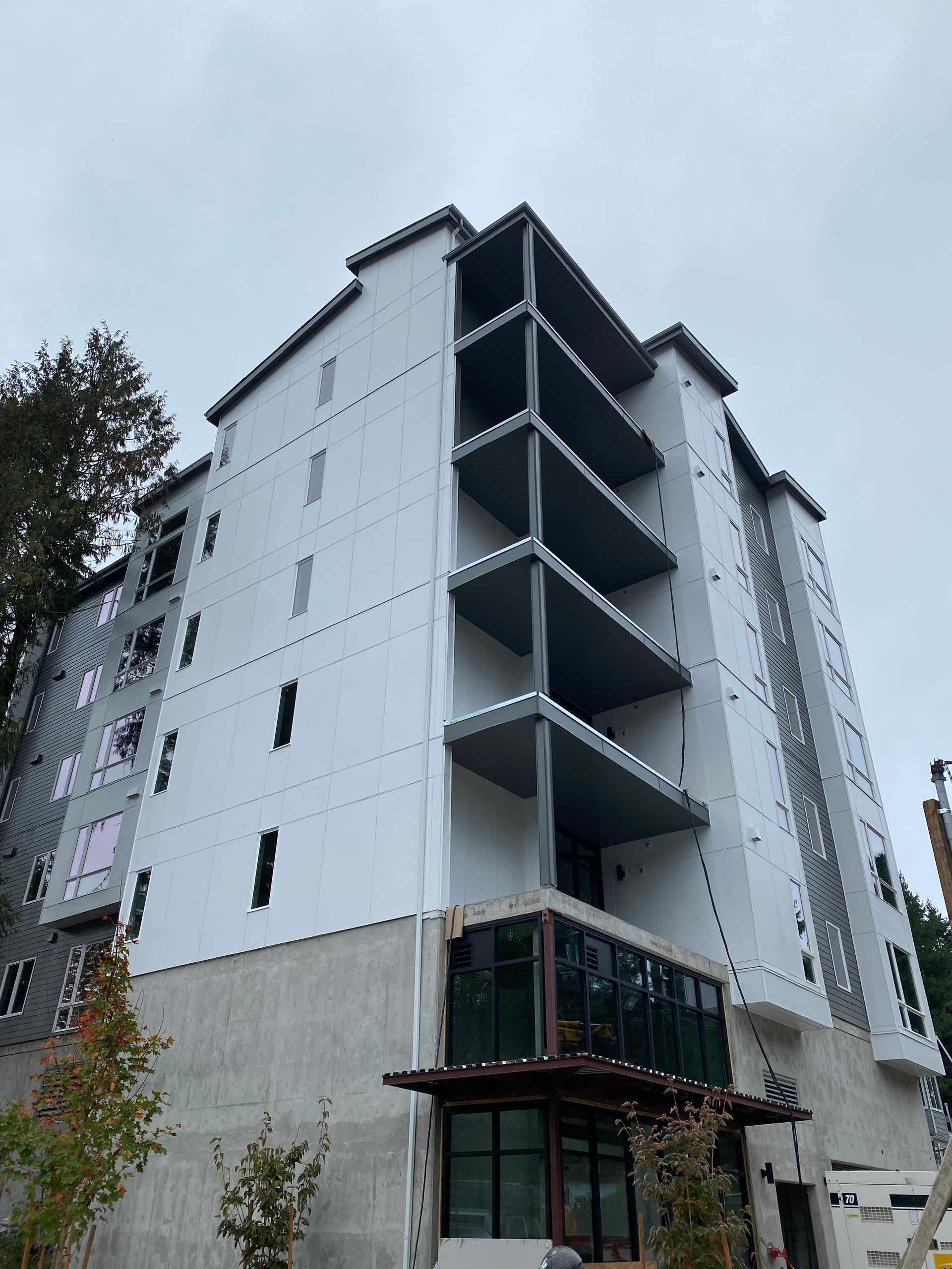 Exterior of Paramount Apartment in Shoreline WA