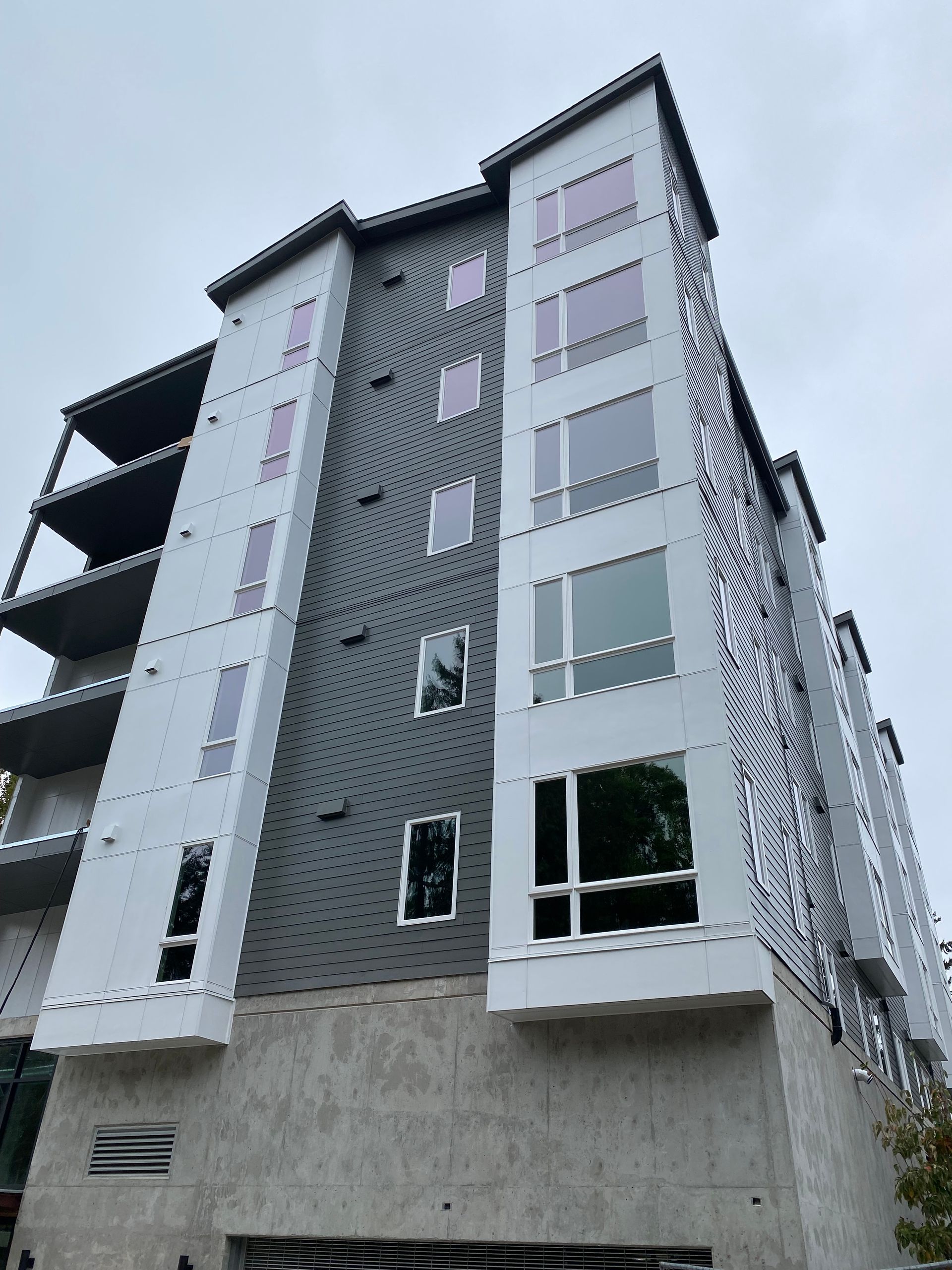 Exterior of Paramount Apartment in Shoreline WA