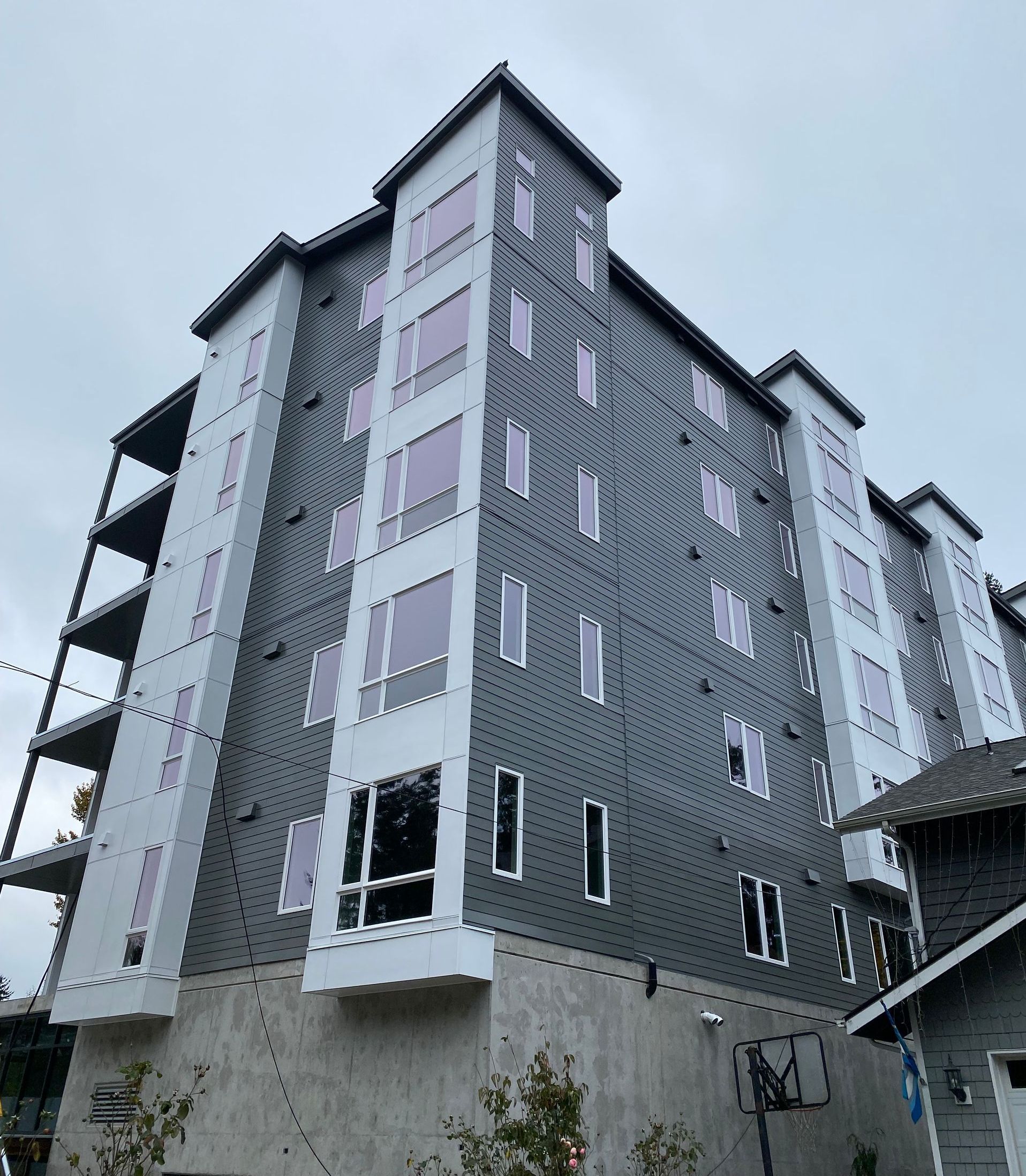 Exterior of Paramount Apartment in Shoreline WA