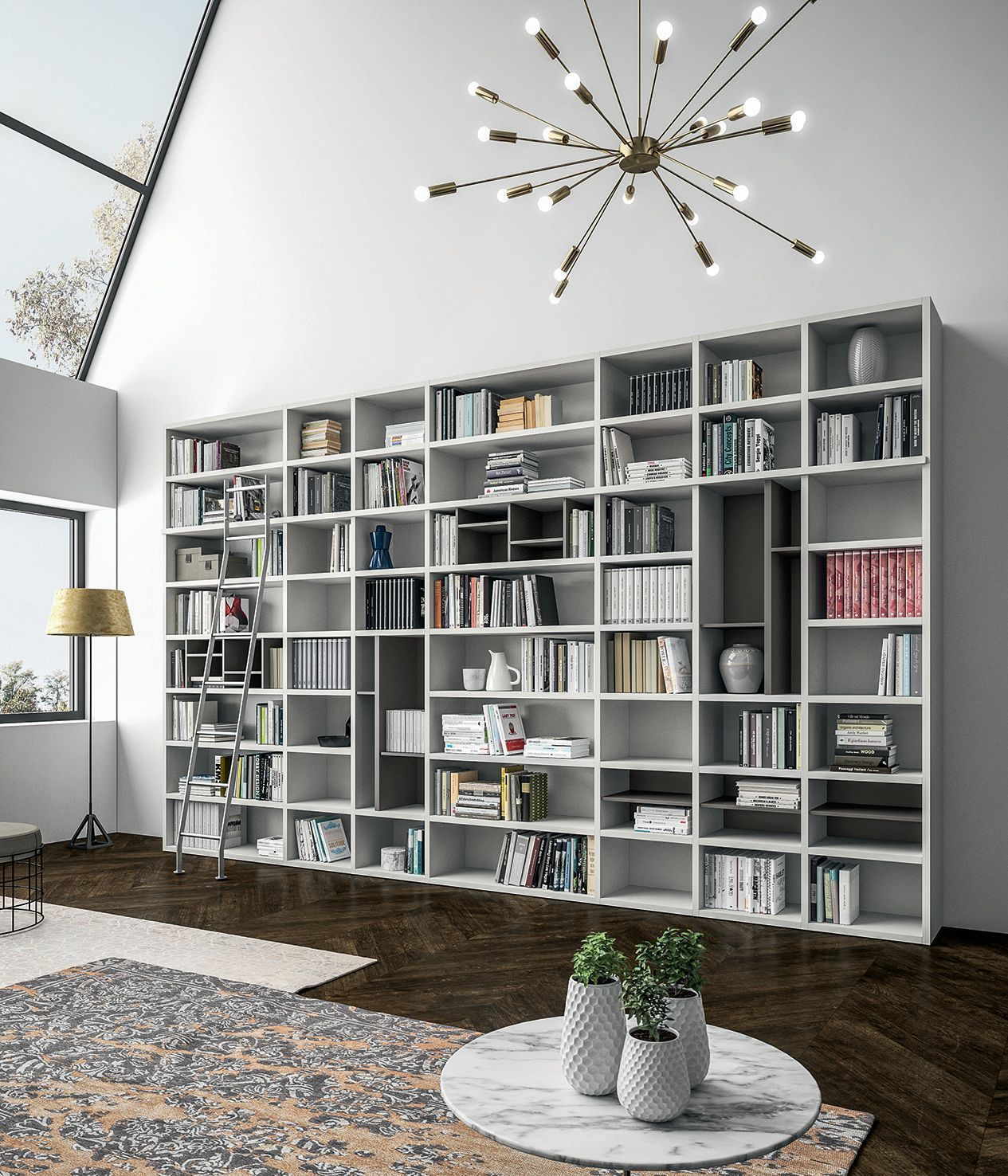 Living con una grande libreria bianca piena di libri, decorazioni e una scala, contro una parete bianca.