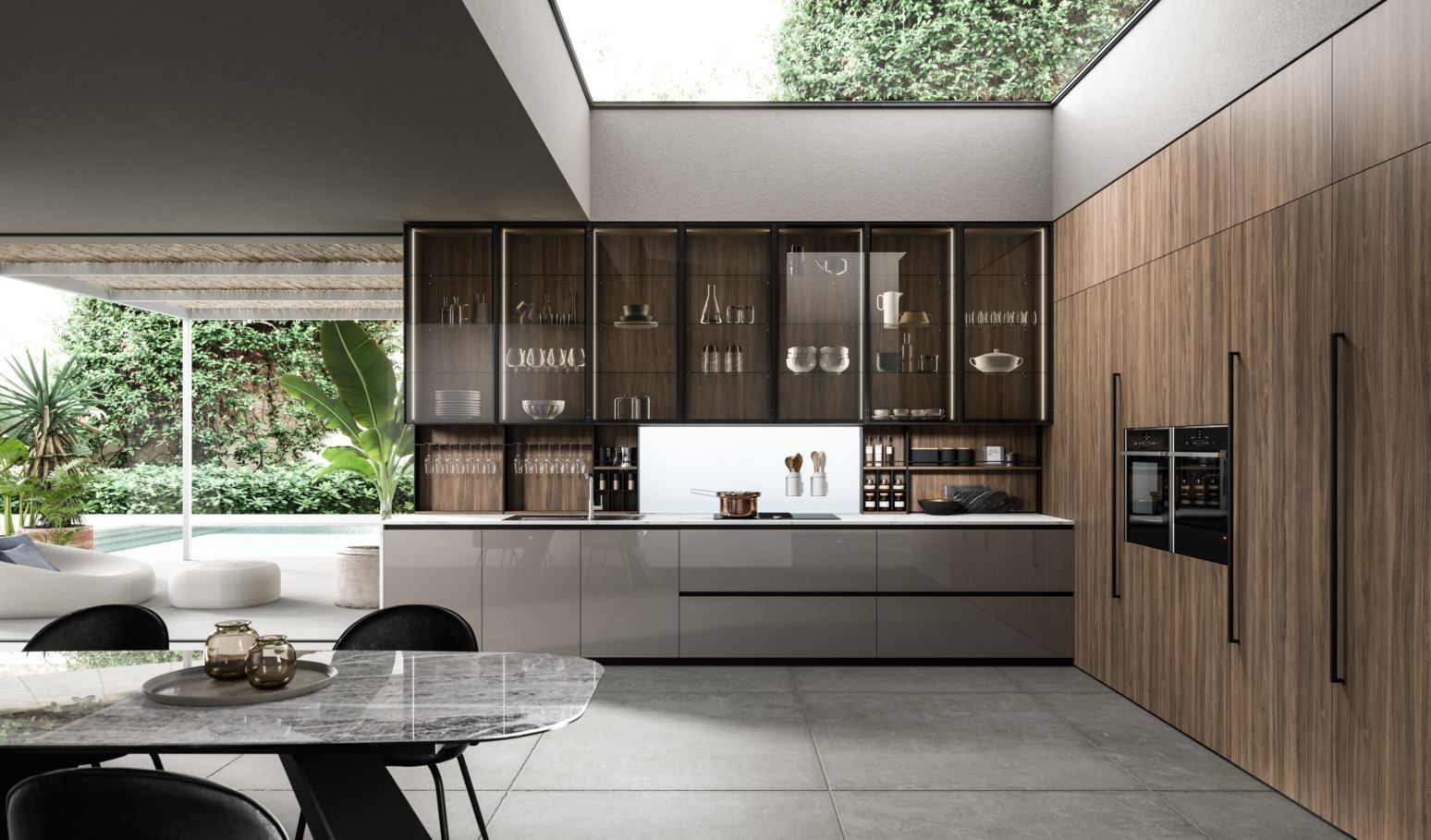 Cucina moderna con mobili in legno e grigio, ante in vetro e lucernario. In primo piano un tavolo da pranzo.
