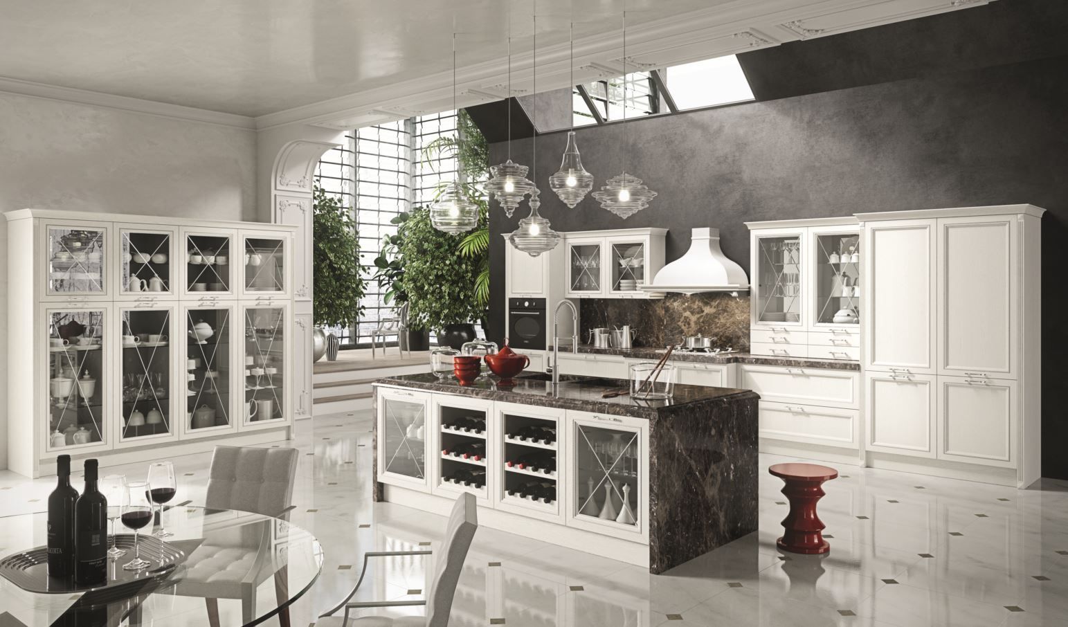 Moderna cucina classica grigia con isola in marmo, mobili con ante in vetro e tavolo apparecchiato per due.