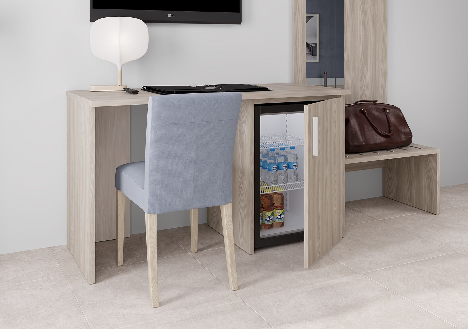 Zona scrivania con sedia, minifrigo e panca, in una camera d'albergo.
