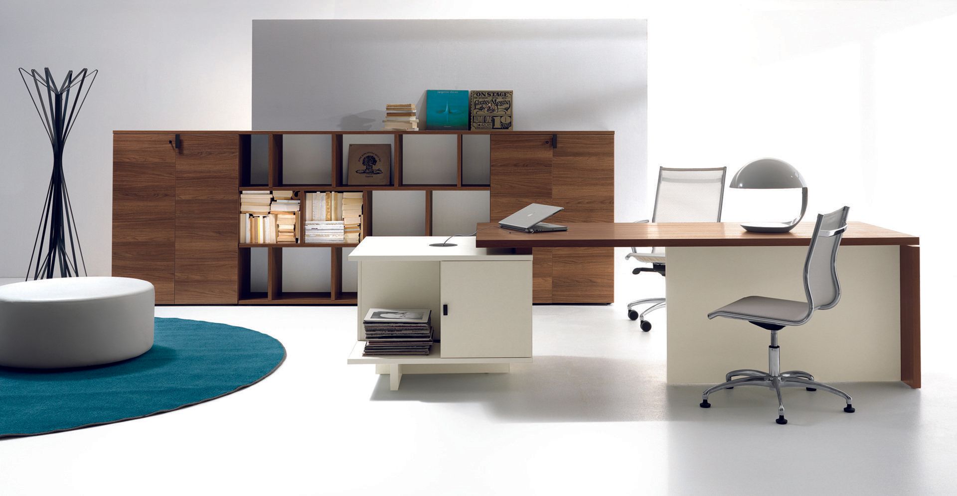 Ufficio moderno con scrivania, scaffali, sedia, tappeto blu. Colori bianco, marrone, beige.