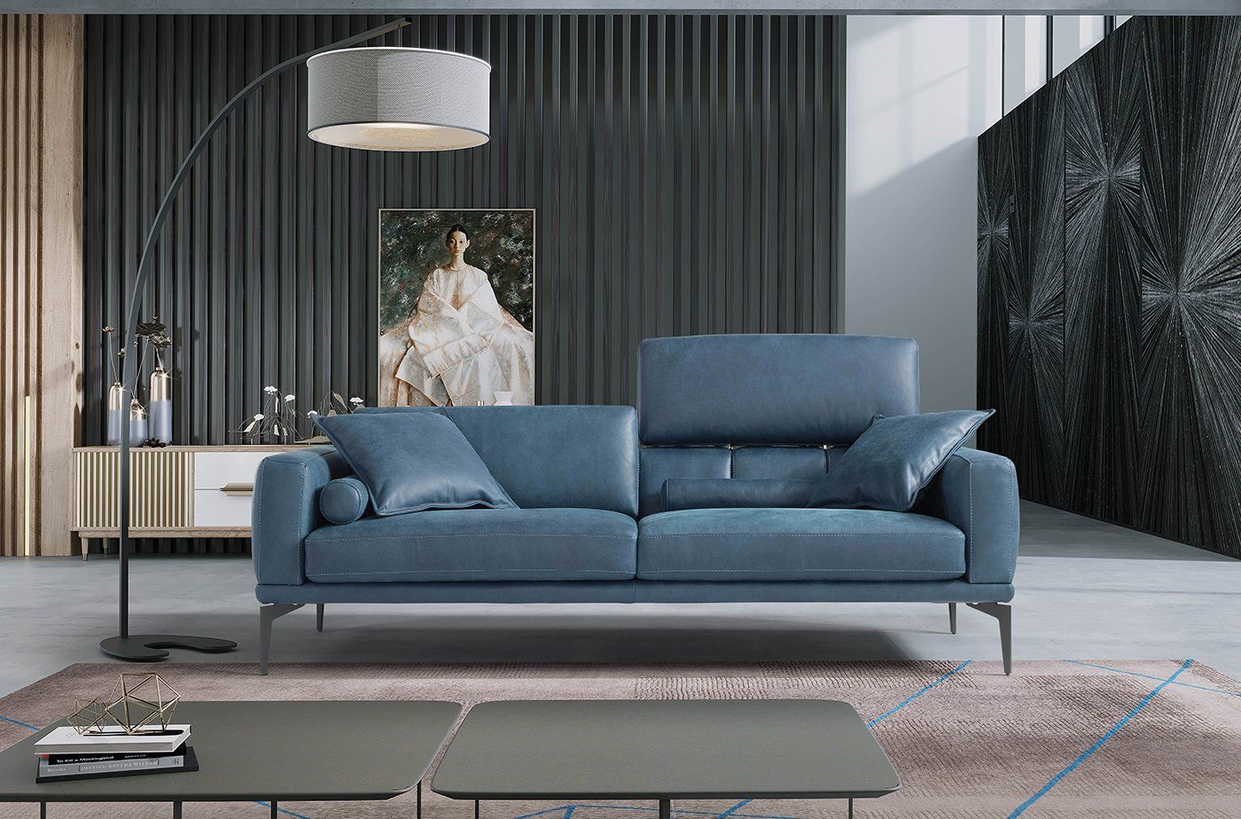 Divano blu in un soggiorno moderno con opere d'arte e lampada da terra.
